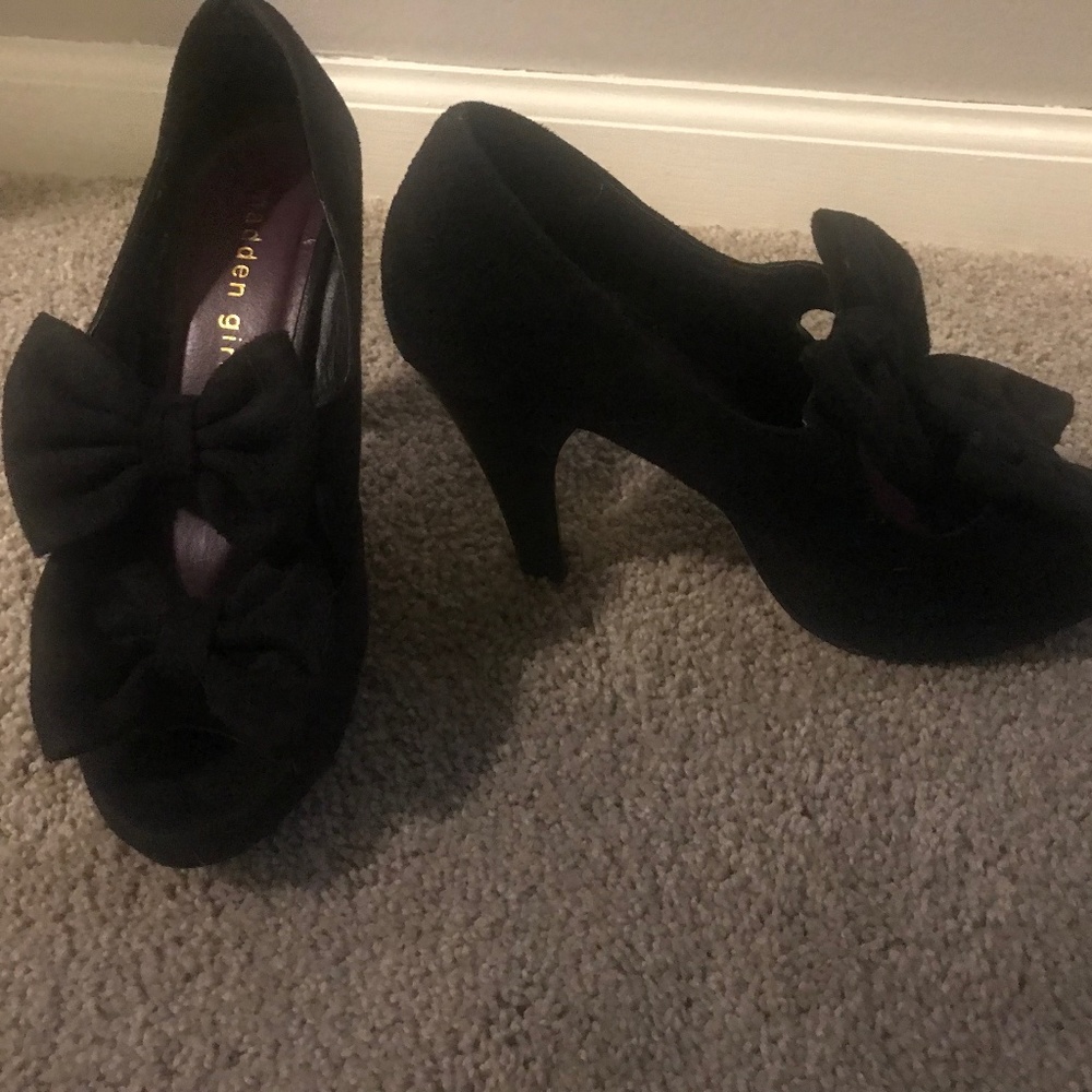 Black velvet feel heel with double bow accent